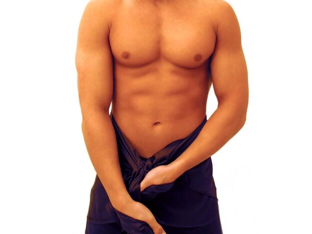 Мужчина выполняет упражнения для увеличения пениса